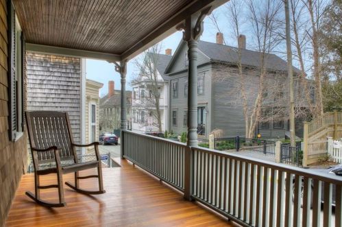 21 John St, Middletown, RI 02840-3105