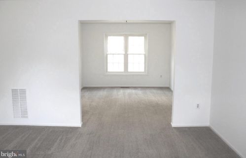 5076 Queens Wood Dr, Springfield VA  22015-1530 exterior