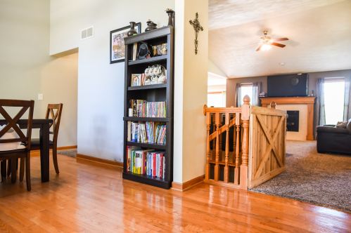 2242 Meadow View Ln, Rockford, IL 61102-2505