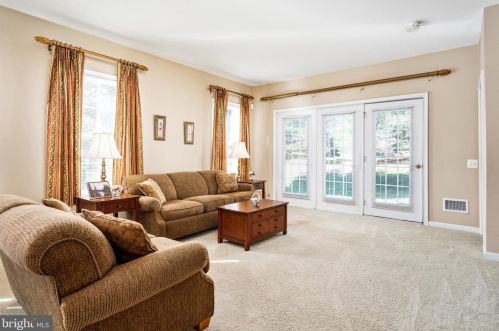 25 Sparrow Dr, Trenton NJ 08690-2464 exterior