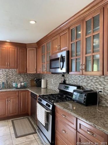 2 Country Club Ct, Norwalk CT  06851-5601 exterior