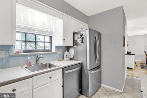 13 Valleybrook Dr, Lancaster PA  17601-4619 exterior