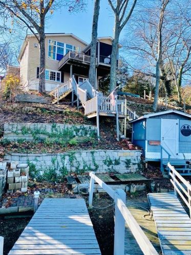 4 Cove View Dr, Quaker Hill CT  06375-1501 exterior