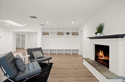 11 Eastwood Rd, Norwalk CT  06851-1111 exterior