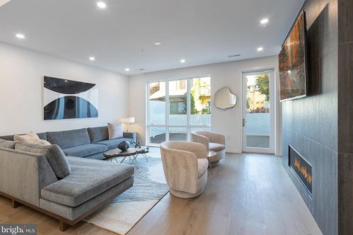 2037 Lombard St, Philadelphia, PA 19103-1315