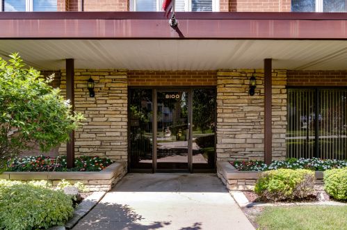8100 Foster Ln, Niles IL  60714-1108 exterior