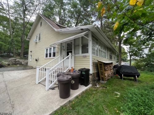 139 Pine Tree Rd, Bloomingdale, NJ 07403-1406