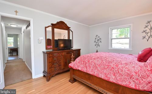 8513 Fairburn Dr, Springfield VA  22152-3225 exterior