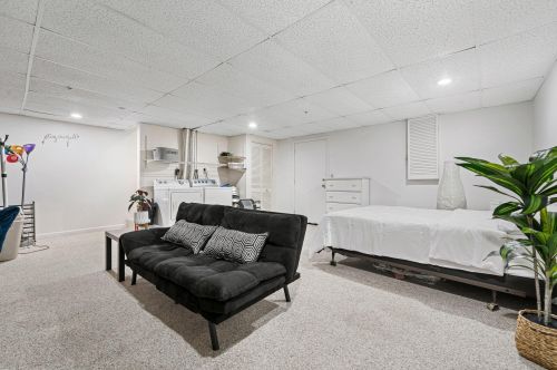 407 Elmwood Dr, Hudson NH  03051-3242 exterior