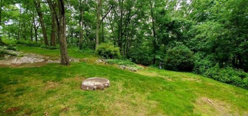 10 Birchwood Ln, Upper Stepney, CT 06468-1025