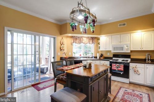 384 Turnberry Dr, Charles Town WV  25414-3930 exterior