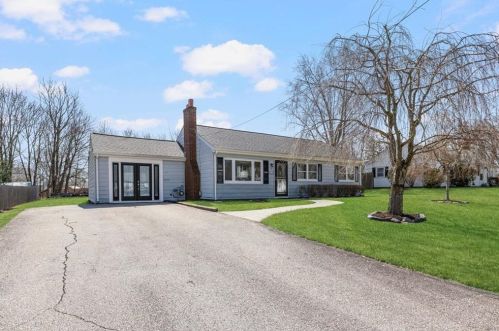15 Northampton St, Warwick, RI 02888-1201