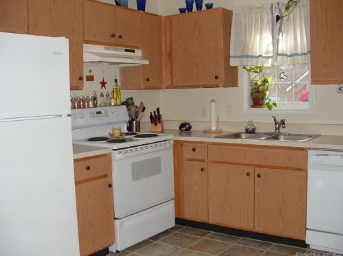 32 Iron St, Gales Ferry, CT 06339-1552