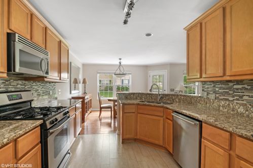 7066 Stratton Ln, Gurnee, IL 60031-5216