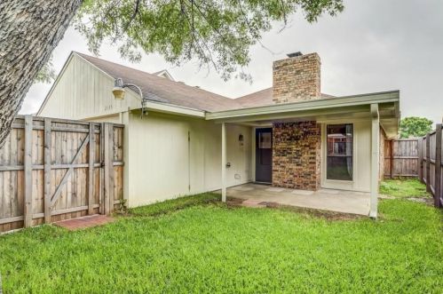 2135 Cordoba Dr, Carrollton TX  75006-1897 exterior