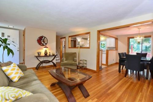 17 Tomahawk Ct, Warwick, RI 02886-8558