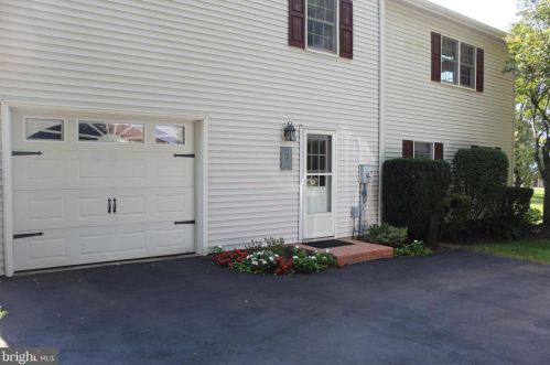 2482 Creek View Dr, Lancaster PA  17602-1451 exterior