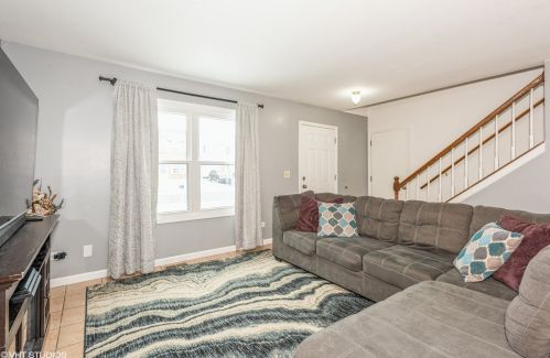 1463 Oxford St, Carol Stream IL  60188-9094 exterior