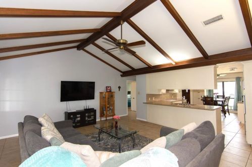 1901 Mistletoe Ln, Rockdale, TX 76567-2526