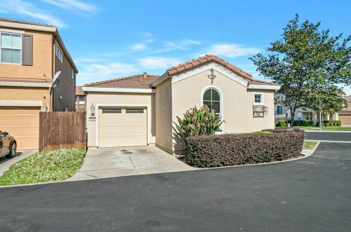 5016 Ocean Ln, Elk Grove, CA 95757-2543