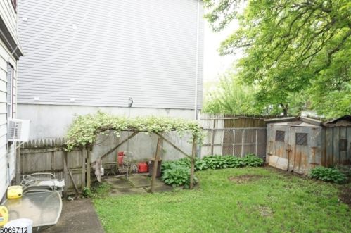 186 9th St, Newark, NJ 07107-1742