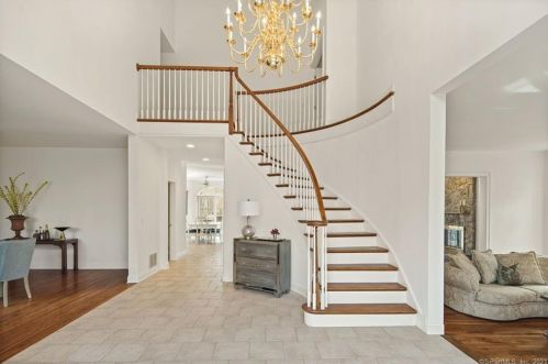 8 Leslie Ln, Norwalk, CT 06850-2235