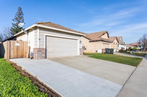 9316 Caulfield Dr, Elk Grove, CA 95758-6590