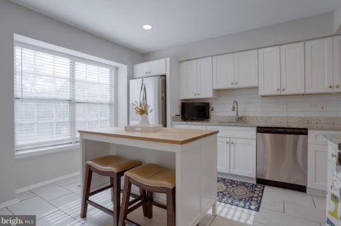 8816 Ridge Hollow Ct, Springfield VA  22152-1424 exterior