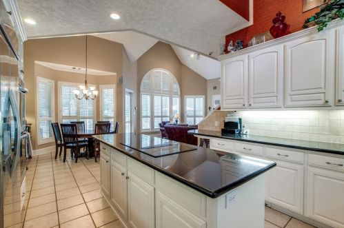 2 Wedgewood Blvd, Conroe TX  77304-1349 exterior