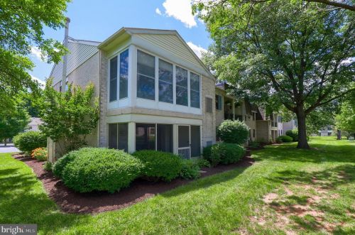 97 Valleybrook Dr, Lancaster PA  17601-4612 exterior