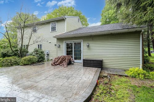 102 Suncrest Rd, Lancaster PA  17601-4834 exterior