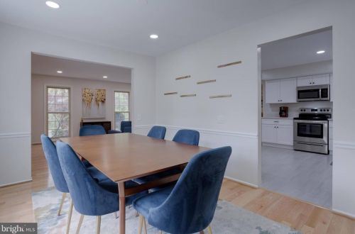 5707 Oak Leather Dr, Springfield VA  22015-2315 exterior