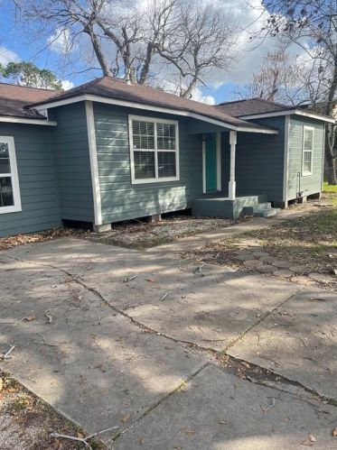 1006 Valderas St, Angleton TX  77515-3225 exterior