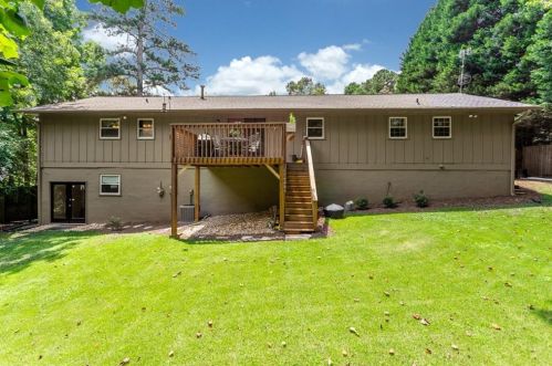 6889 Lockridge Dr, Atlanta GA  30360-1514 exterior