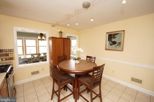 41 Holt Cir, Trenton NJ  08619-1605 exterior