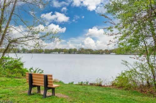95 Flemington Dr, Parsippany, NJ 07054-3542