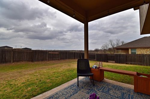 1065 Four Seasons Farm Dr, Uhland TX 78640-5765 exterior