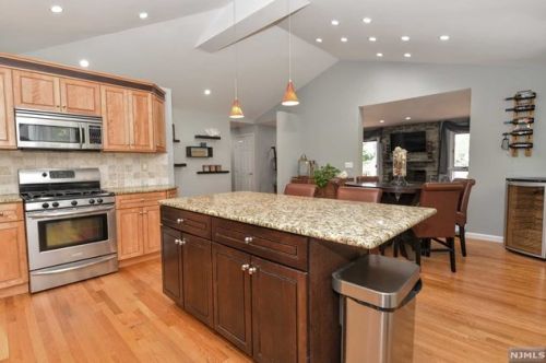 20 Beveridge Rd, Mahwah, NJ 07430-1407