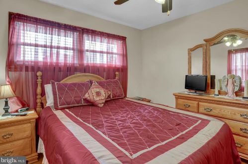 20 Lincoln Dr, Hanover PA 17331-4906 exterior