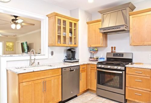 12 Broadview Ter, Norwalk, CT 06851-3917