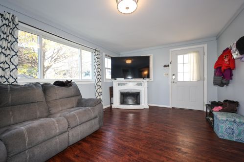 27 Bay St, Laconia, NH 03246-3345