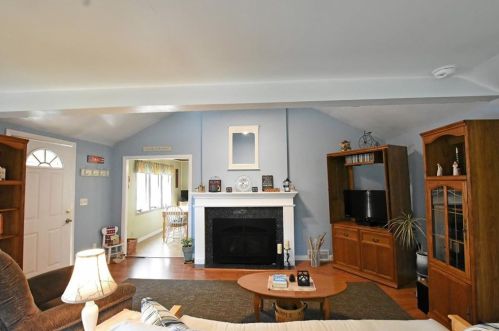 38 Laurel Ln, Warren, RI 02885-2227