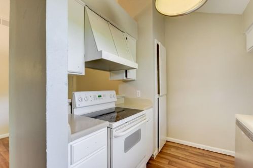 2043 Clubview Dr, Carrollton TX 75006-1703 exterior