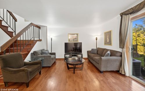 380 Forest Knoll Dr, Palatine, IL 60074-2348