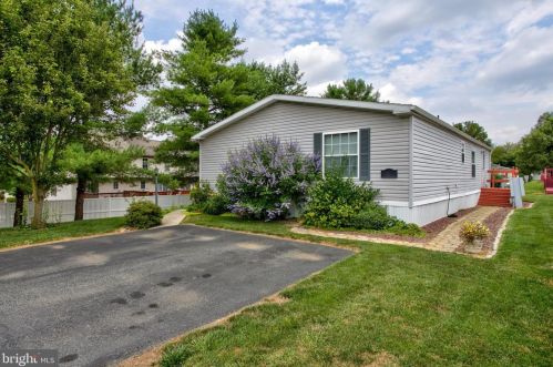 208 Bent Pine Ct, Lancaster PA  17603-2180 exterior