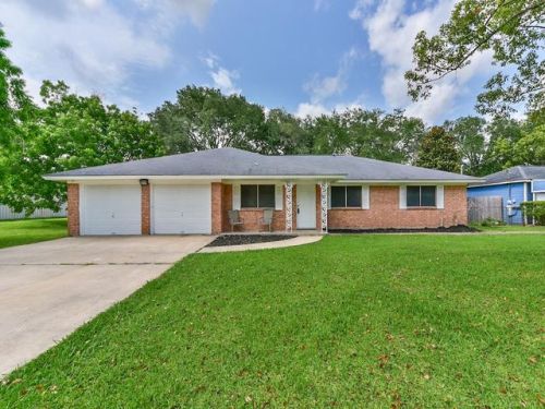 701 Peach St, Angleton, TX 77515-5945