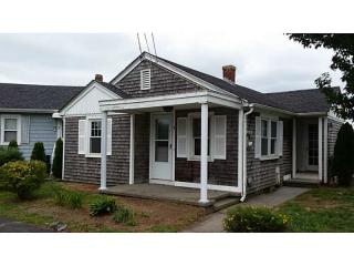 4 Point St, Portsmouth, RI 02871-4808