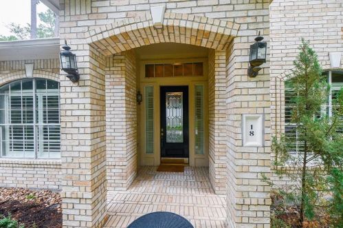 18 Knightsbridge Dr, Conroe TX  77385-3454 exterior