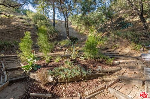 2575 Gardner Pl, Glendale CA  91206-3018 exterior