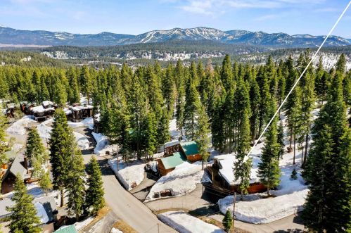 11030 Ski Slope Way, Truckee CA  96161-6603 exterior